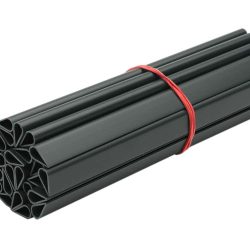 Et bundt Klemmeskinner Sort PVC til Afskærmningsruller (1 stk.) i mørkegrå, lavet af blød PVC, holdes sammen med et rødt gummibånd. Ekstrusionerne er formet til et mønster med nogle stjernelignende former og er tæt pakket sammen.