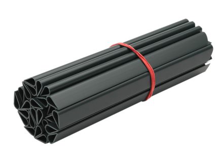 Et bundt Klemmeskinner Sort PVC til Afskærmningsruller (1 stk.) i mørkegrå, lavet af blød PVC, holdes sammen med et rødt gummibånd. Ekstrusionerne er formet til et mønster med nogle stjernelignende former og er tæt pakket sammen.