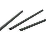 Tre styk af produktet, Klemmeskinner Sort PVC til Afskærmningsruller 1 stk., i sorte cylindriske former af varierende længde, er arrangeret diagonalt på en almindelig hvid baggrund. Hvert stykke har en glat overflade og let tilspidsede ender.