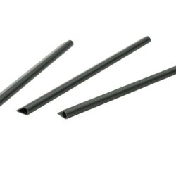 Tre styk af produktet, Klemmeskinner Sort PVC til Afskærmningsruller 1 stk., i sorte cylindriske former af varierende længde, er arrangeret diagonalt på en almindelig hvid baggrund. Hvert stykke har en glat overflade og let tilspidsede ender.