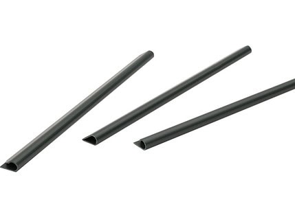 Tre styk af produktet, Klemmeskinner Sort PVC til Afskærmningsruller 1 stk., i sorte cylindriske former af varierende længde, er arrangeret diagonalt på en almindelig hvid baggrund. Hvert stykke har en glat overflade og let tilspidsede ender.