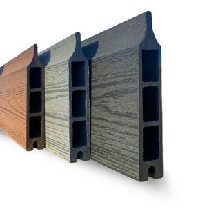 Et nærbillede af tre sammensatte hegnsbrædder (kompositbræt) i forskellige farver: rødbrun, mørkegrå, grå og sort. Brædderne er vist i en vinkel, hvilket fremhæver deres rillede og hule design. Træets struktur er synlig på hver bræts overflade. viser farverne, sort/antracit, maghoni, og grå farve med træstruktur