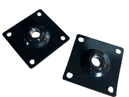 To sorte metal drejeplader med kuglelejer, hver med fire hjørnehuller til montering, ligner Murbeslag til 2D/3D låger SORT. Pladerne er arrangeret i forskellige vinkler mod en almindelig baggrund.