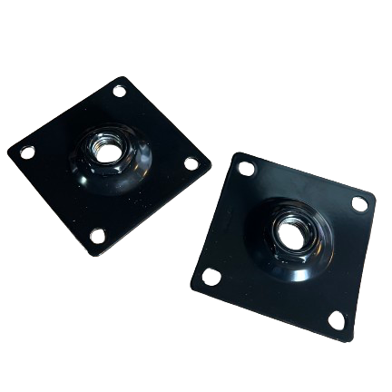 To sorte metal drejeplader med kuglelejer, hver med fire hjørnehuller til montering, ligner Murbeslag til 2D/3D låger SORT. Pladerne er arrangeret i forskellige vinkler mod en almindelig baggrund.