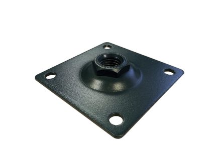 Murbeslag sæt til 2D/3D låger SORT er en firkantet bundplade i sort metal med fire hjørnehuller og en hævet møtrik i midten, som bruges til at fastgøre stolper eller konstruktioner.