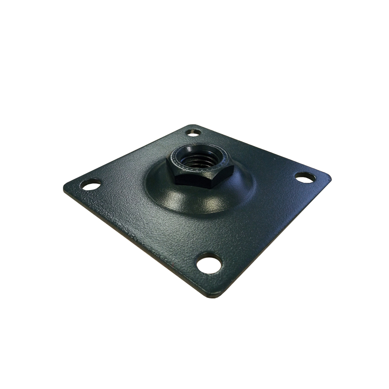 Murbeslag sæt til 2D/3D låger SORT er en firkantet bundplade i sort metal med fire hjørnehuller og en hævet møtrik i midten, som bruges til at fastgøre stolper eller konstruktioner.