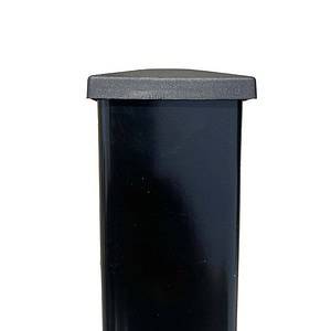 En høj, sort rektangulær Stolpehat PYRA med Metalspænde - Sort Plast beholder med fladt låg og subtile metalspændedetaljer mod en hvid baggrund.