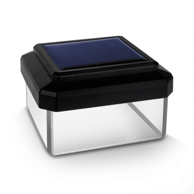 En lille, firkantet Solcelledrevet LED-lampe til Hegnsstolper med en gennemsigtig base og sort top, perfekt til montering på Hegnsstolper, med et solpanel, der er bekvemt placeret på oversiden.