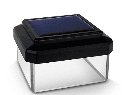 En lille, firkantet Solcelledrevet LED-lampe til Hegnsstolper med en gennemsigtig base og sort top, perfekt til montering på Hegnsstolper, med et solpanel, der er bekvemt placeret på oversiden.