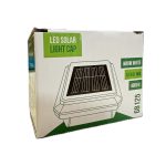 En æske med "Solcelledrevet LED-lampe til Hegnsstolper," ideel til brug som "ledlys til hegn." Etiketten angiver "Warm White", dimensioner på 61x41 mm og en farvetemperatur på 4000 K. Produktkoden er GB125, og boksens design inkluderer en illustration af solfangerhætten.