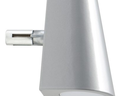 En metallisk sølv LED væglampe med et moderne, kantet design. Armaturet er vist set fra siden og har et cylindrisk monteringsbeslag og et trekantet lyshus med et hvidt cirkulært pæredæksel i bunden. Dette fantastiske stykke fanger essensen af Design LED Belysning i moderne rum.