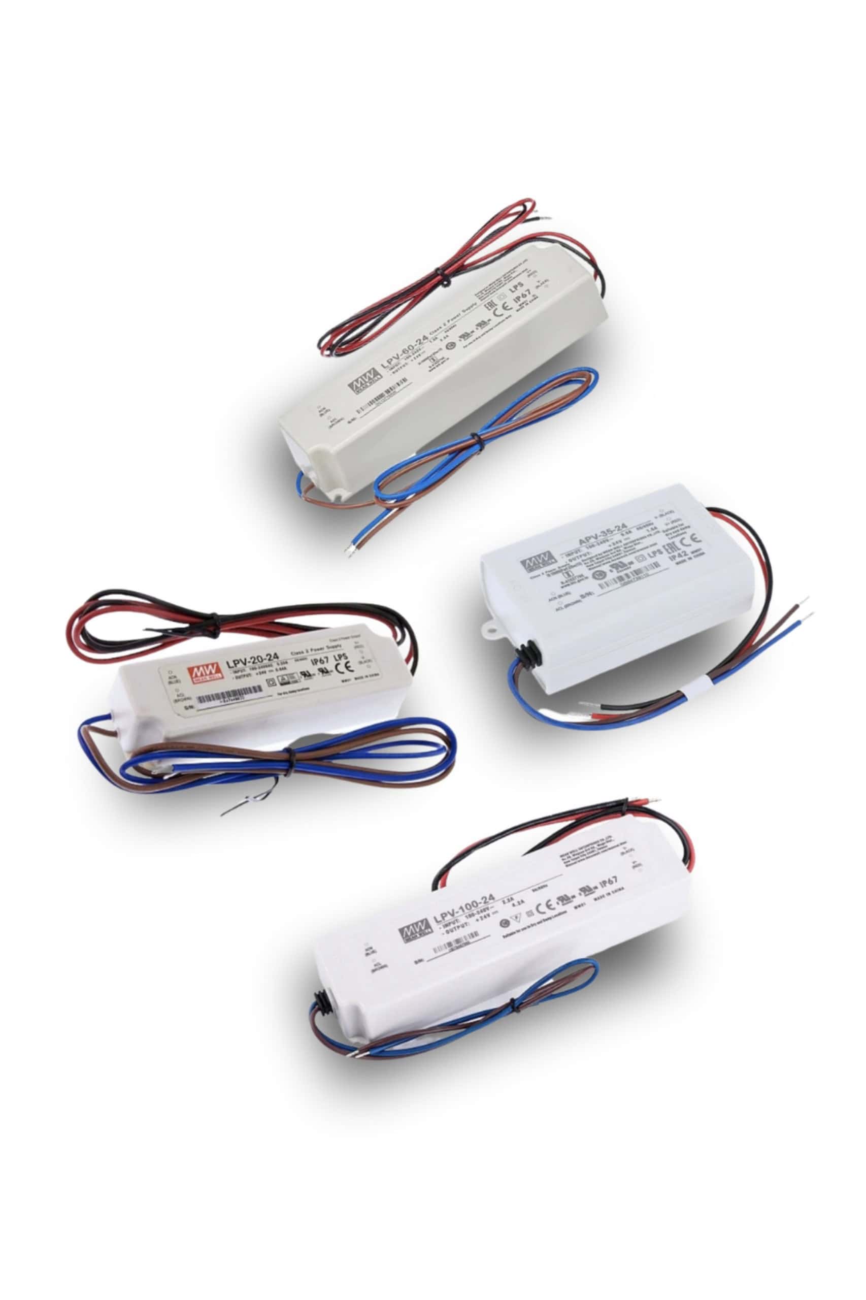 Fire rektangulære elektroniske komponenter, der ligner ZQUARE LED Stolpehat – Elegant Hegnsbelysning til Metalstolper, vises på en hvid baggrund. Tilsluttede røde, sorte og blå ledninger fører fra hvert element, der er mærket som elektriske drivere eller transformere.