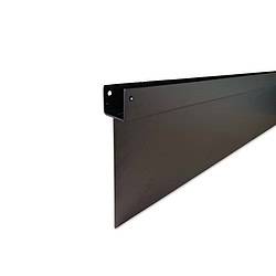 Et nærbillede af Bundplade Pulverlakeret Sort RAL 9005, en lang, sort metal vinkelliste med et fladt lodret snit og en smallere vandret topsektion. Den pulverlakerede strimmel i RAL 9005 fremstår som ny og er fotograferet mod en hvid baggrund.