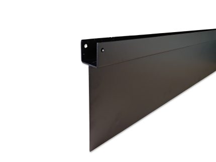 Et nærbillede af Bundplade Pulverlakeret Sort RAL 9005, en lang, sort metal vinkelliste med et fladt lodret snit og en smallere vandret topsektion. Den pulverlakerede strimmel i RAL 9005 fremstår som ny og er fotograferet mod en hvid baggrund.