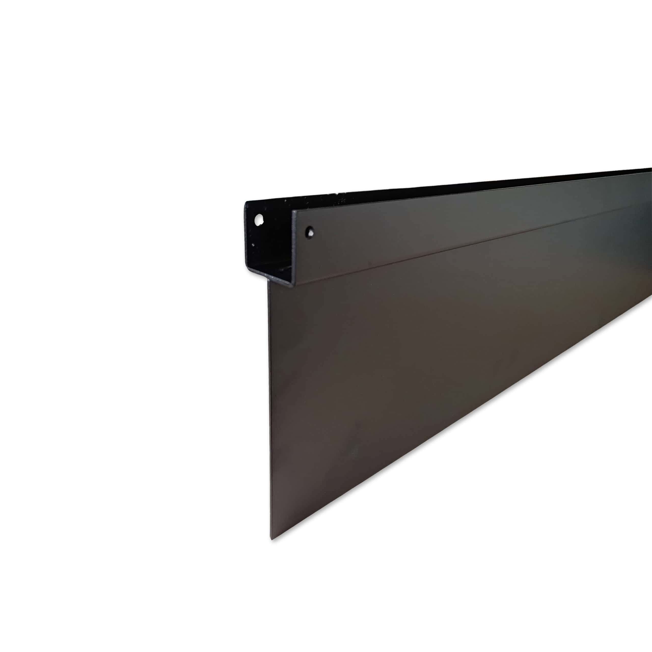 Et nærbillede af Bundplade Pulverlakeret Sort RAL 9005, en lang, sort metal vinkelliste med et fladt lodret snit og en smallere vandret topsektion. Den pulverlakerede strimmel i RAL 9005 fremstår som ny og er fotograferet mod en hvid baggrund.