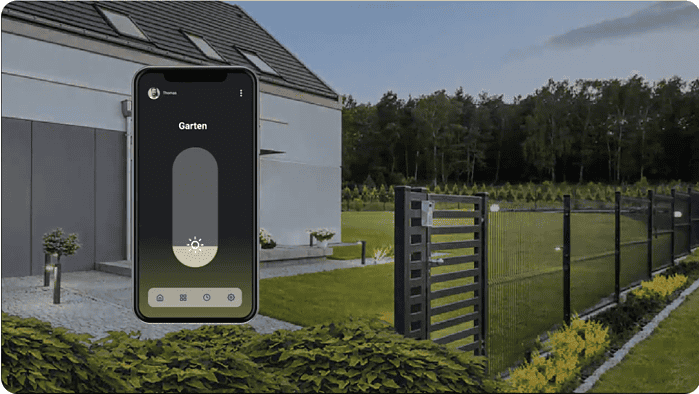 En smartphone-skærm viser en hjemmeautomatiseringsapp med en lysdæmper. I baggrunden viser et moderne hus med skrånende tag ZQUARE LED-Lys stolpehat til hegnsbelysning med metalstolper, der smukt oplyser dens velholdte have og automatiserede portindgang.