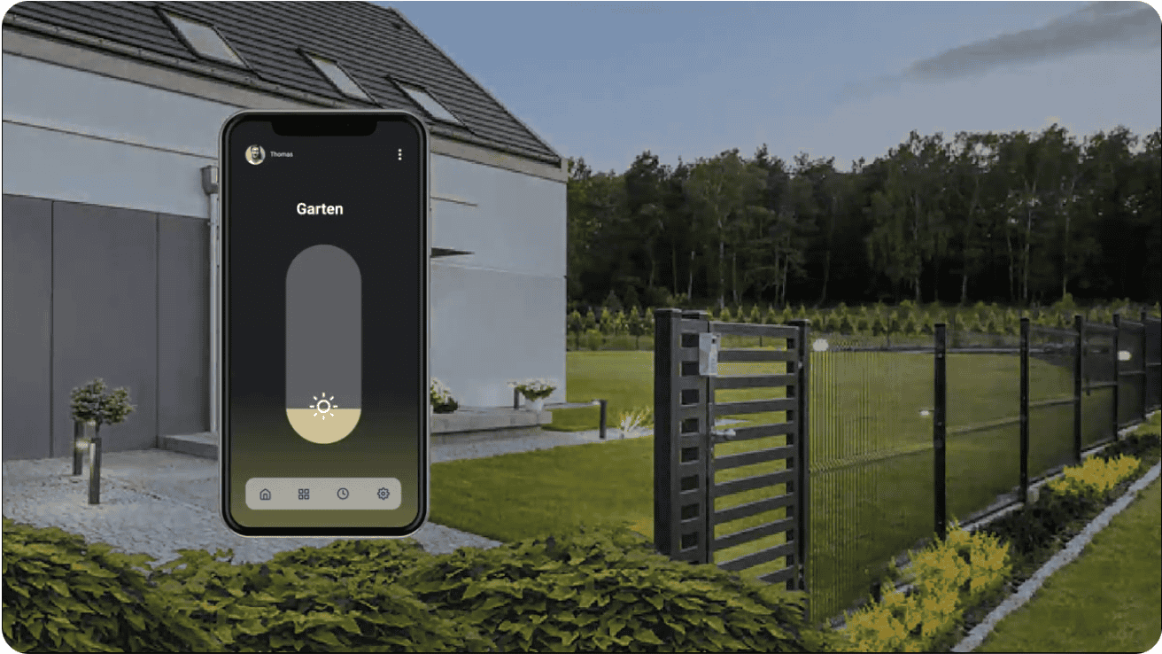 En smartphone-skærm viser en hjemmeautomatiseringsapp med en lysdæmper. I baggrunden viser et moderne hus med skrånende tag ZQUARE LED-Lys stolpehat til hegnsbelysning med metalstolper, der smukt oplyser dens velholdte have og automatiserede portindgang.