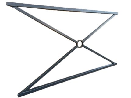Et hegnselement i pulverlakeret antracit stål, der måler 150x75 cm, med et geometrisk design med en central cirkulær samling, hvorfra fire bjælker strækker sig diagonalt for at danne en dobbelt trekantet form, hvilket skaber en symmetrisk, diamantlignende struktur. Baggrunden er almindelig hvid.