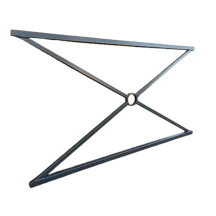 Et hegnselement i pulverlakeret antracit stål, der måler 150x75 cm, med et geometrisk design med en central cirkulær samling, hvorfra fire bjælker strækker sig diagonalt for at danne en dobbelt trekantet form, hvilket skaber en symmetrisk, diamantlignende struktur. Baggrunden er almindelig hvid.