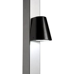 Vi præsenterer Design LED Belysning til Hegn og Porte - Locinox TRICONE, en slank og moderne vægmonteret lampe med en sort konisk skærm fastgjort til en lodret, metallisk overflade. Med LED-belysning leder dette lys belysningen nedad, perfekt til accentbelysning.