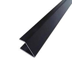 Et langt, sort, varmgalvaniseret metalbeklædningsstykke med trekantet tværsnit mod hvid baggrund. Beklædningen er designet med en "V"-profil, der løber langs dens længde.