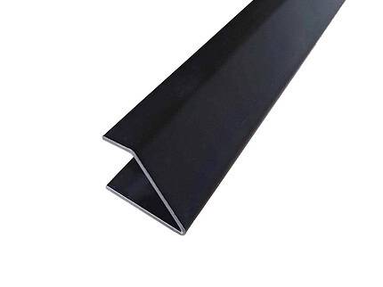 Et langt, sort, varmgalvaniseret metalbeklædningsstykke med trekantet tværsnit mod hvid baggrund. Beklædningen er designet med en "V"-profil, der løber langs dens længde.
