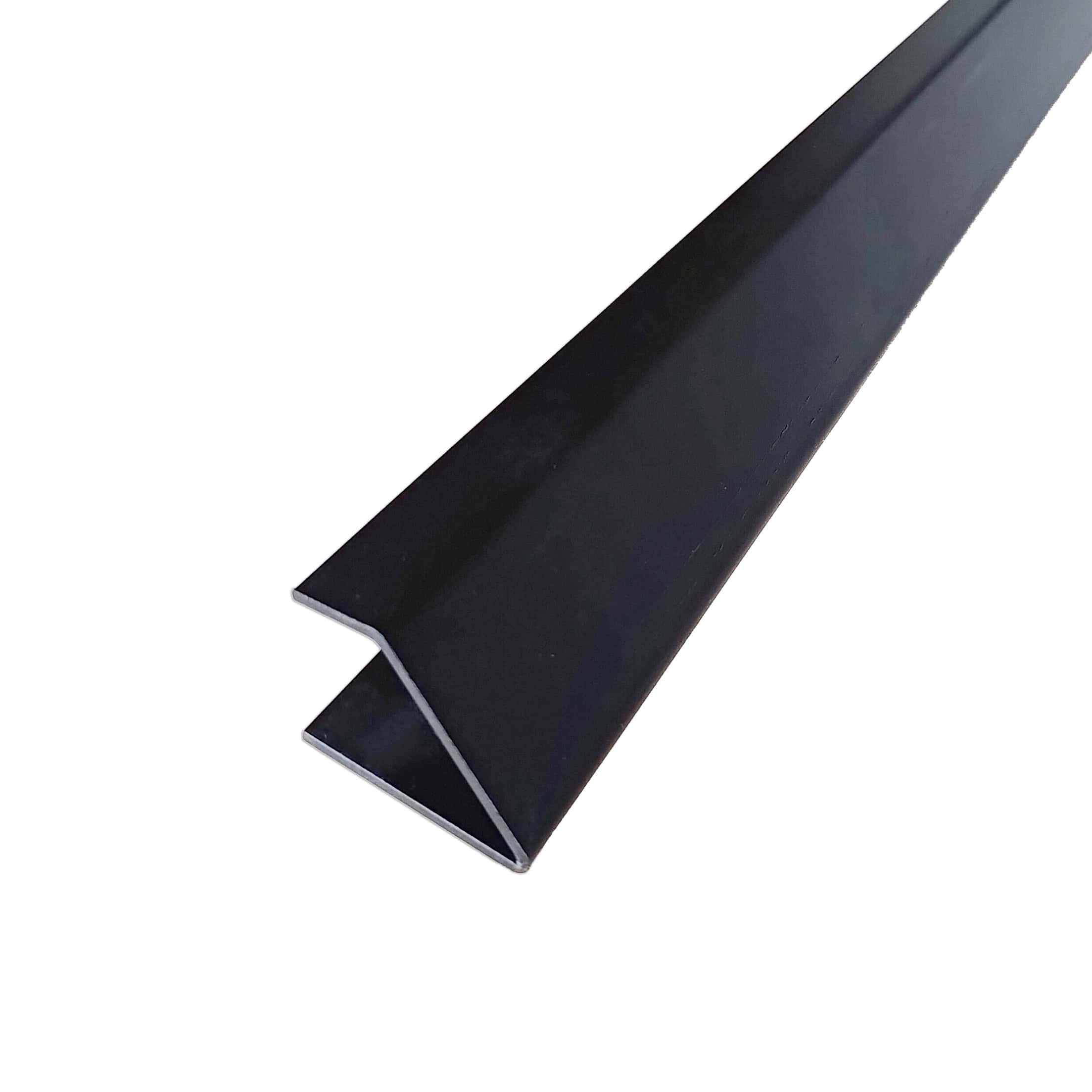 Et langt, sort, varmgalvaniseret metalbeklædningsstykke med trekantet tværsnit mod hvid baggrund. Beklædningen er designet med en "V"-profil, der løber langs dens længde.