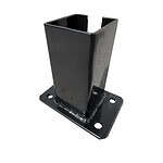 En Stolpefod til 80x80mm lågestolper Sort RAL 9005 med base og fire monteringshuller, typisk brugt til byggeri eller industriformål. Det sorte metalbeslag har en åben top og en blank finish.