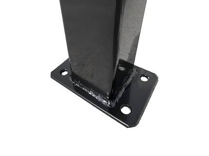 En Stolpefod til 80x80mm lågestolper Sort RAL 9005 med base og fire monteringshuller, typisk brugt til byggeri eller industriformål. Det sorte metalbeslag har en åben top og en blank finish.