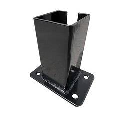 En Stolpefod til 80x80mm lågestolper Sort RAL 9005 med base og fire monteringshuller, typisk brugt til byggeri eller industriformål. Det sorte metalbeslag har en åben top og en blank finish.