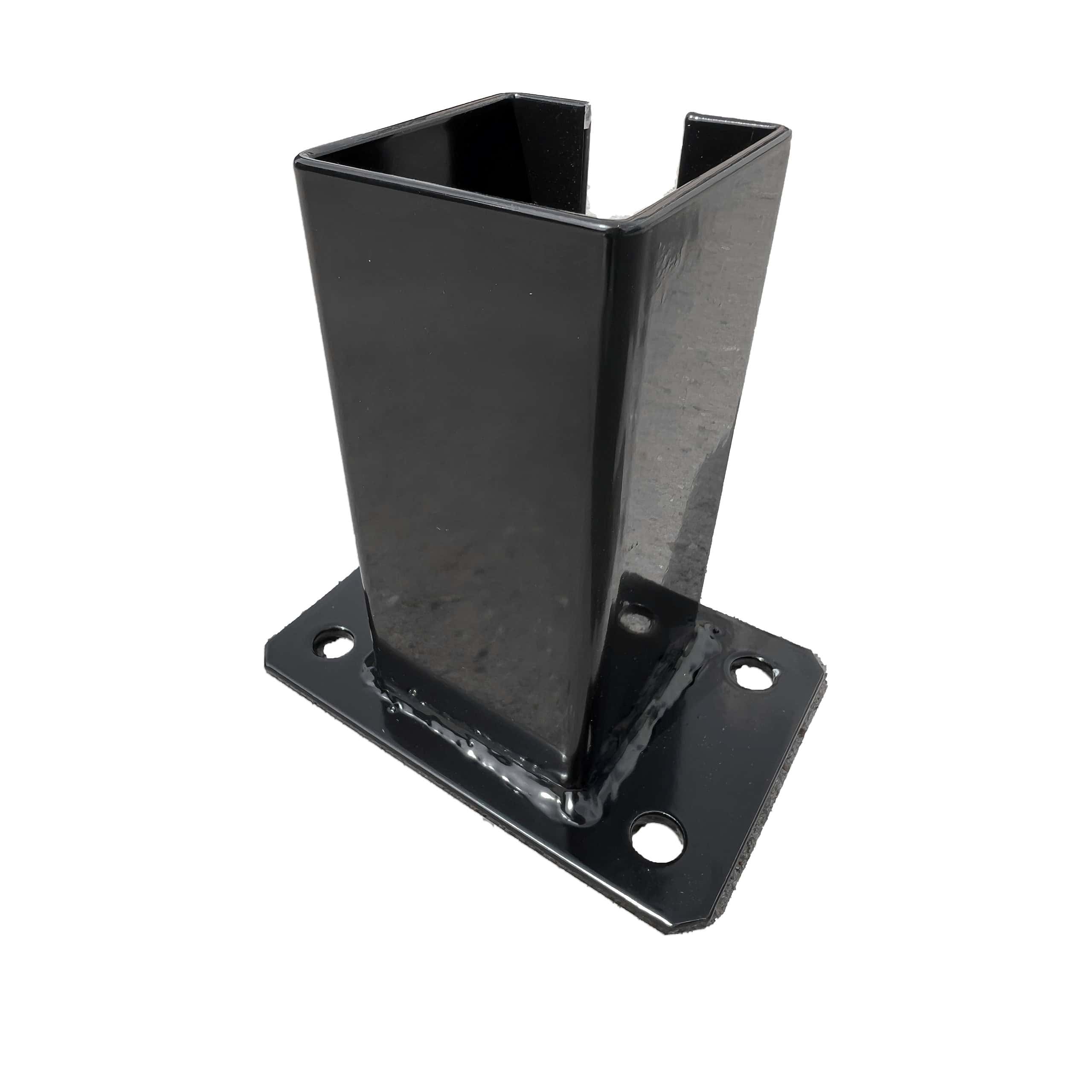 En Stolpefod til 80x80mm lågestolper Sort RAL 9005 med base og fire monteringshuller, typisk brugt til byggeri eller industriformål. Det sorte metalbeslag har en åben top og en blank finish.
