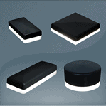 Fire slanke sorte LED-lys med hvid base, præsenteret i forskellige former, inklusive rektangulær, firkantet, aflang rektangel og cirkulær, er vist mod en gradient grå baggrund. De moderne og minimalistiske designs inkluderer ZQUARE LED-Lys stolpehat til hegnsbelysning med metalstolper, der viser deres elegante former.