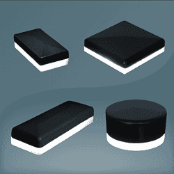 Fire slanke sorte LED-lys med hvid base, præsenteret i forskellige former, inklusive rektangulær, firkantet, aflang rektangel og cirkulær, er vist mod en gradient grå baggrund. De moderne og minimalistiske designs inkluderer ZQUARE LED-Lys stolpehat til hegnsbelysning med metalstolper, der viser deres elegante former.