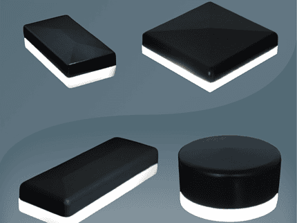 Fire slanke sorte LED-lys med hvid base, præsenteret i forskellige former, inklusive rektangulær, firkantet, aflang rektangel og cirkulær, er vist mod en gradient grå baggrund. De moderne og minimalistiske designs inkluderer ZQUARE LED-Lys stolpehat til hegnsbelysning med metalstolper, der viser deres elegante former.