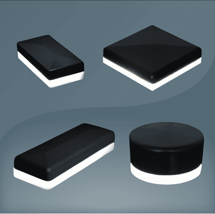 Fire slanke sorte LED-lys med hvid base, præsenteret i forskellige former, inklusive rektangulær, firkantet, aflang rektangel og cirkulær, er vist mod en gradient grå baggrund. De moderne og minimalistiske designs inkluderer ZQUARE LED-Lys stolpehat til hegnsbelysning med metalstolper, der viser deres elegante former.