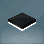 Et firkantet, sort, blankt objekt med skrå kanter, der ligner en flise eller knap, er centreret på en blød gradientbaggrund, der går fra mørk til lysegrå. Dens hvide base forstærker den svævende illusion, hvilket subtilt antyder en LED-Lys-glød.