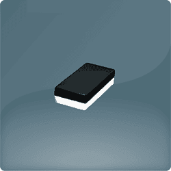 Et sort og hvidt rektangulært viskelæder på en glat, grå gradient baggrund. Viskelæderet har en blank sort top og en mat hvid bund, der minder om slankt design, der findes i moderne LED-Lys armaturer.