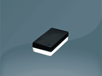 Et sort og hvidt rektangulært viskelæder på en glat, grå gradient baggrund. Viskelæderet har en blank sort top og en mat hvid bund, der minder om slankt design, der findes i moderne LED-Lys armaturer.