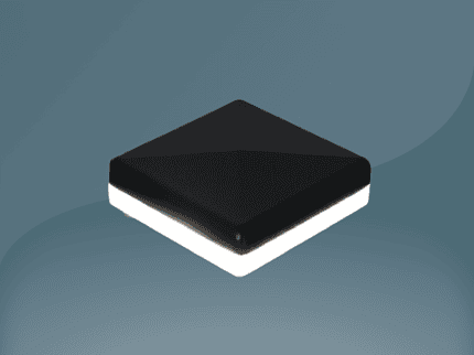 En slank firkantet sort knap med en blank overflade, fremhævet af en lys hvid stribe rundt om dens kanter, der minder om LED-Lys brillans, sat mod en glat gradient grå baggrund.