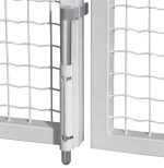 Nærbillede af en Locinox Varmgalvaniseret Skudrigle - Robust Portbolt-mekanisme. Låsen er fastgjort til en ramme af hvidt metalnet og har en Varmgalvaniseret Skudrigle bolt, der passer ind i et styrebeslag, der sikrer porten. Designet har en moderne og robust konstruktion.