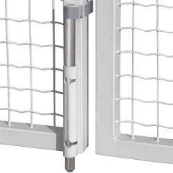 Nærbillede af en Locinox Varmgalvaniseret Skudrigle - Robust Portbolt-mekanisme. Låsen er fastgjort til en ramme af hvidt metalnet og har en Varmgalvaniseret Skudrigle bolt, der passer ind i et styrebeslag, der sikrer porten. Designet har en moderne og robust konstruktion.
