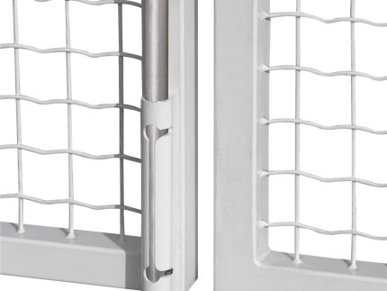 Nærbillede af en Locinox Varmgalvaniseret Skudrigle - Robust Portbolt-mekanisme. Låsen er fastgjort til en ramme af hvidt metalnet og har en Varmgalvaniseret Skudrigle bolt, der passer ind i et styrebeslag, der sikrer porten. Designet har en moderne og robust konstruktion.