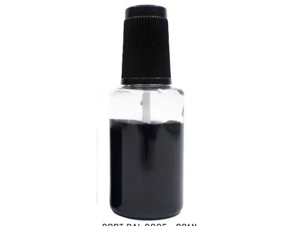 En lille klar flaske fyldt med sort væske og låg med et sort ribbet låg. Teksten under flasken lyder "Reparationskit til Metal – Sort RAL 9005 (20 ml Penselflaske)". Ideel til metal-touch-ups, dette reparationskit sikrer præcision og kvalitet.