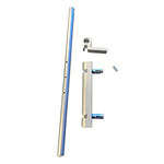 Billede af fire metalliske dele arrangeret på en hvid baggrund. Fra venstre mod højre: en lang perforeret cylindrisk stang, en robust portbolt (Locinox Varmgalvaniseret Skudrigle), et fladt beslag med to cylindriske forlængelser og en lille cylindrisk stift. Delene ser ud til at være komponenter i en mekanisk samling.