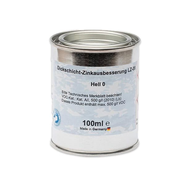 En 100 ml dåse mærket "Zinkreparation med Tyk Belægning til Galvaniserede Overflader – 100 ml Sølvlys" står på en hvid baggrund, ideel til zinkreparation og tyk belægning på galvaniserede overflader. Etiketten noterer også "Made in Germany" og nævner et 500g/L VOC-indhold. Den metalliske dåse har et tætsluttende låg.