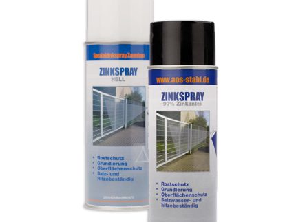 Der vises to spraydåser med zinkspray. Dåsen til venstre, med en blå og hvid etiket med et foto af en låge, er mærket "Zinkspray til Korrosionsbeskyttelse – Lys Variant (400 ml Sprayflaske)." Dåsen til højre, med en sort/hvid etiket, der viser endnu et portfoto, er mærket "Zinkspray til Korrosionsbeskyttelse – Mørk Variant (400 ml Sprayflaske)." Begge tilbyder fremragende korrosionsbeskyttelse.