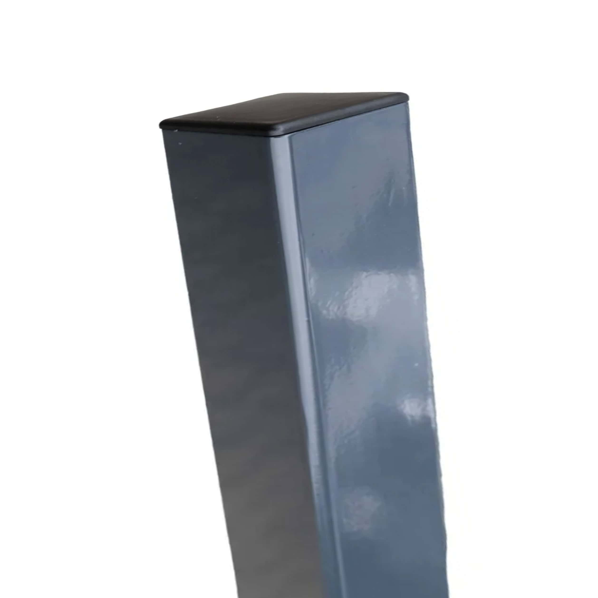 Et nærbillede af den høje, rektangulære Støjhegnsstolpe ECO, der måler 4500 mm i antracitgrå metal (RAL 7016), viser en skinnende finish og inkluderer en sort plastikhætte på toppen. Baggrunden er almindelig hvid.