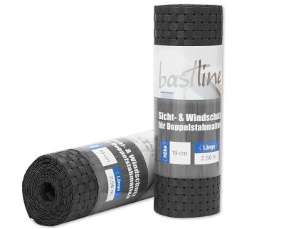 To ruller sort vævet privatliv og vindbeskyttelsesmateriale fra BASTLINE Afskærmning rulle 26m Polyrattan til Panelhegn vises. Den ene rulle står oprejst med etiketterne "Höhe: 19 cm" og "Länge: 2,56 m", mens den anden ligger fladt og viser sin polyrattan-emballage.