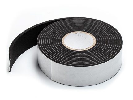 En rulle Tætningsbånd 6 meter til Støjhegn fra ECO-serien har en sort klæbende overflade med et hvidt ydre lag og er delvist rullet ud for at vise sin klæbrige side. Dette godt oprullede tætningsbånd fremhæver dets tykkelse og kompakthed, hvilket gør det perfekt til forskellige anvendelser.