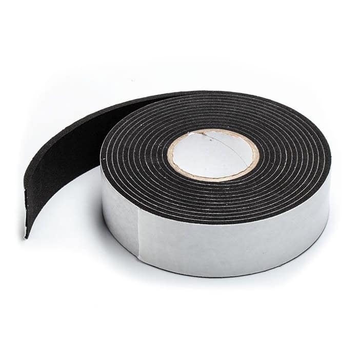En rulle Tætningsbånd 6 meter til Støjhegn fra ECO-serien har en sort klæbende overflade med et hvidt ydre lag og er delvist rullet ud for at vise sin klæbrige side. Dette godt oprullede tætningsbånd fremhæver dets tykkelse og kompakthed, hvilket gør det perfekt til forskellige anvendelser.